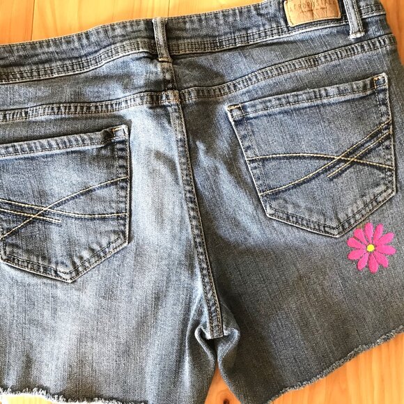Ripped Jean Cutoffs, Size 10 (Junior): Upcycled Painted Grunge Cut-Off Shorts - Picture 8 of 12
